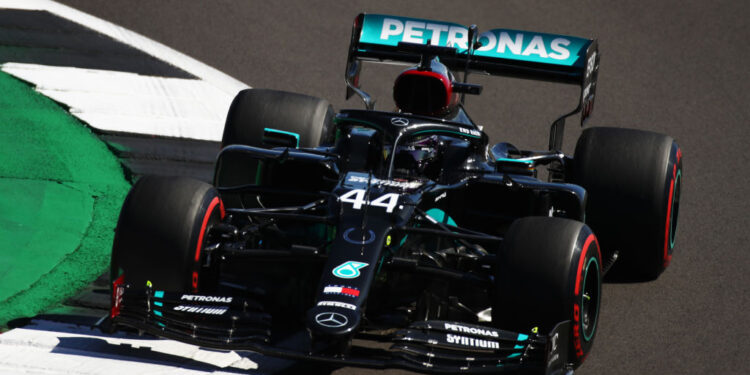 Hamilton lidera Mercedes no segundo treino livre para o GP de 70 anos da Fórmula 1 (Crédito: GettyImages)