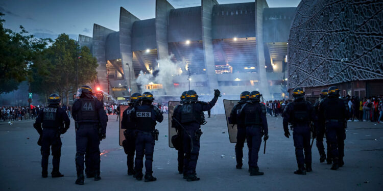 Polícia age nas ruas de Paris (Crédito: GettyImages)