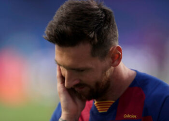 Jornal aponta que Messi pediu reunião com o Barcelona para tentar resolver situação (Crédito: GettyImages)