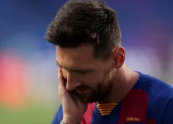 Jornal aponta que Messi pediu reunião com o Barcelona para tentar resolver situação (Crédito: GettyImages)