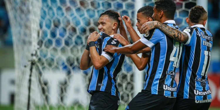Pepê comemorando gol do Grêmio (Crédito: Lucas Uebel / Grêmio)