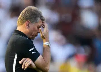 Paulo Autuori em ação pelo Botafogo (Crédito: GettyImages)