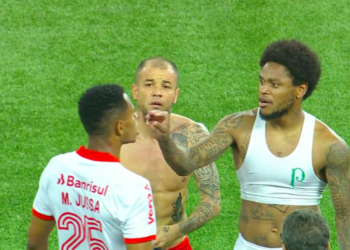 Luiz Adriano discute com Jussa, do Internacional (Crédito: Transmissão TV Globo)
