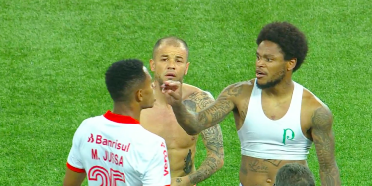 Luiz Adriano discute com Jussa, do Internacional (Crédito: Transmissão TV Globo)