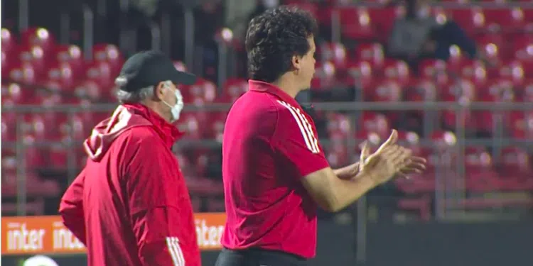 Fernando Diniz fica incomodado após marcação de pênalti contra o São Paulo (Crédito: Transmissão TV Globo)