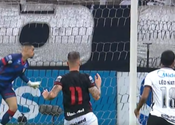 Jogadores de Corinthians e Atlético em ação (Crédito: Transmissão Premiere FC)