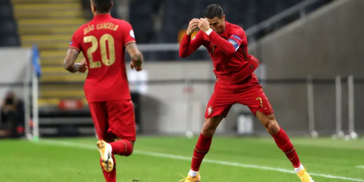 Cristiano Ronaldo fez um golaço na vitória de Portugal (Crédito: GettyImages)