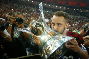 Everton Ribeiro comemorando título do Flamengo (Crédito: GettyImages)