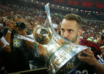 Everton Ribeiro comemorando título do Flamengo (Crédito: GettyImages)