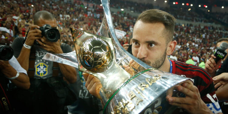 Everton Ribeiro comemorando título do Flamengo (Crédito: GettyImages)