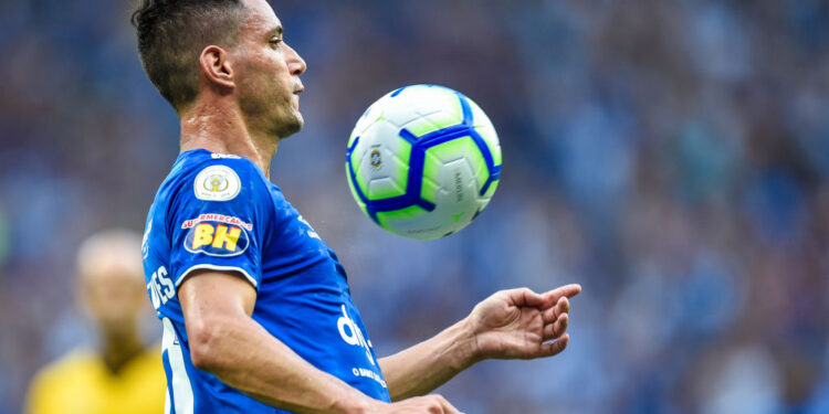 Thiago Neves em ação com a camisa do Cruzeiro (Crédito: GettyImages)