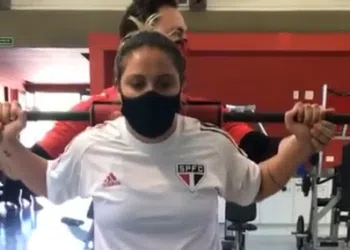 Fora da Seleção Brasileira, Gláucia questiona: “Será que a gente está vendo futebol errado?” (Crédito: Instagram/ Gláucia)