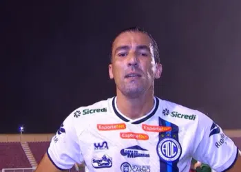 Atacante faz gol decisivo e homenageia esposa e repórter, que se emociona ao vivo (Crédito: Transmissão/ TV Globo)
