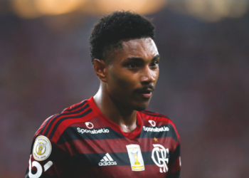 Radialista ofende Vitinho durante transmissão e Flamengo emite nota de repúdio (Crédito: GettyImages)