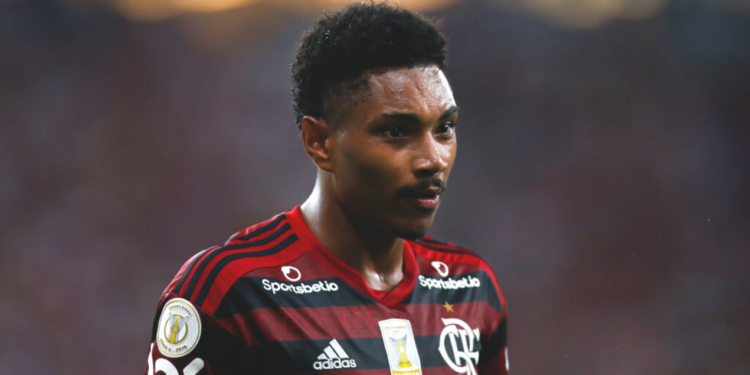 Radialista ofende Vitinho durante transmissão e Flamengo emite nota de repúdio (Crédito: GettyImages)
