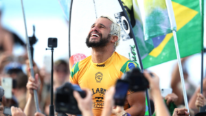 Ítalo Ferreira levanta troféu da Euro Cup mesmo após vice na etapa de Portugal (Crédito: GettyImages)
