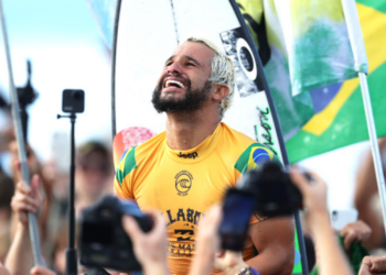 Ítalo Ferreira levanta troféu da Euro Cup mesmo após vice na etapa de Portugal (Crédito: GettyImages)