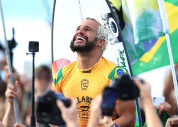 Ítalo Ferreira levanta troféu da Euro Cup mesmo após vice na etapa de Portugal (Crédito: GettyImages)