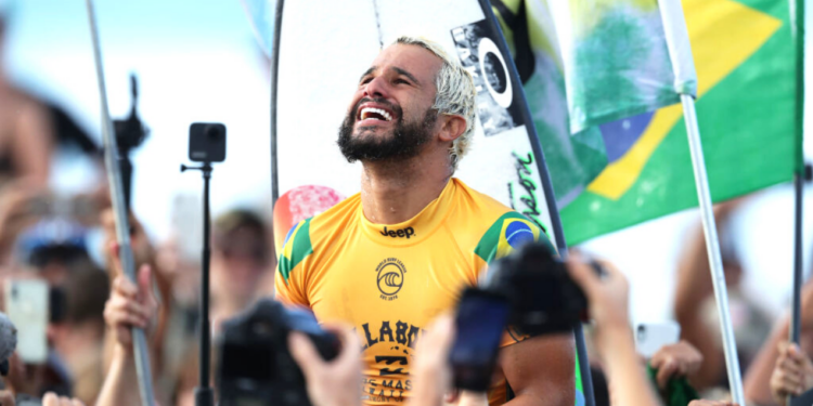 Ítalo Ferreira levanta troféu da Euro Cup mesmo após vice na etapa de Portugal (Crédito: GettyImages)
