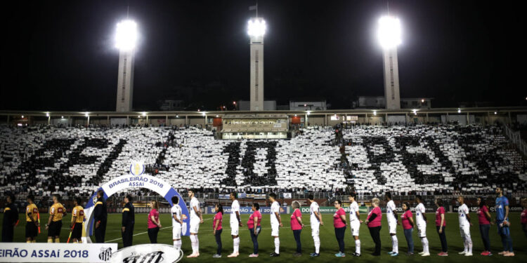 Pelé é ídolo do Santos (Crédito: GettyImages)