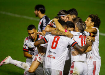 Flamengo vira no segundo tempo, vence o Vasco e encosta na liderança do Brasileirão (Crédito: GettyImages)