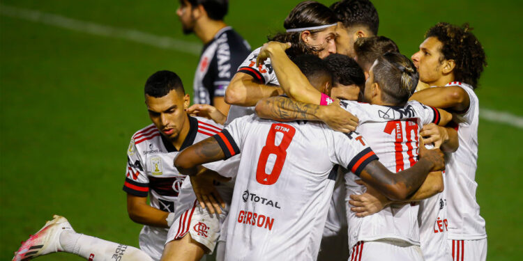 Flamengo vira no segundo tempo, vence o Vasco e encosta na liderança do Brasileirão (Crédito: GettyImages)