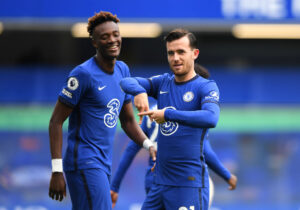 Ben Chilwell, companheiro de Abraham no Chelsea, também estava presente na festa (Crédito: Getty Images)