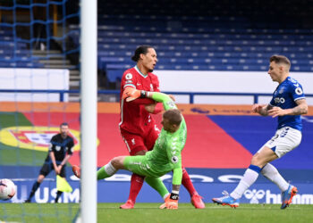 Virgil van Dijk pode perder o restante da temporada por causa da lesão (Crédito: Getty Images)