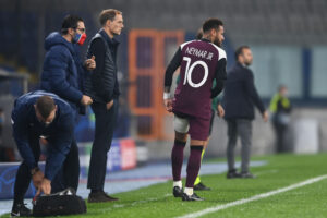 Neymar Jr com um faixa na coxa esquerda (Crédito: GettyImages)