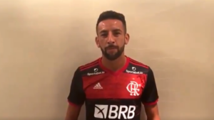 Isla é convocado para disputar as Eliminatórias e desfalca o Flamengo (Crédito: Transmissão Twitter Flamengo)