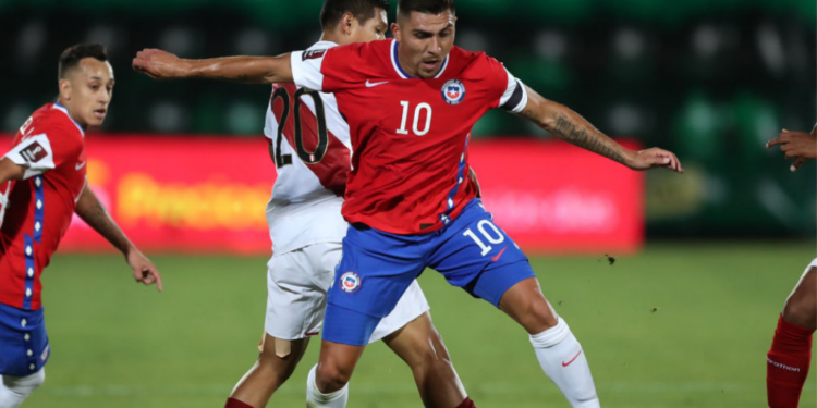 Cásar Pinares em ação pela Seleção do Chilena (Crédito: GettyImages)