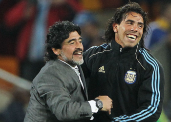 Tevez e Maradona juntos na Copa de 2010 (Crédito: GettyImages)