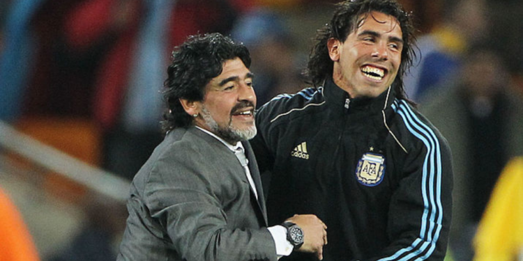 Tevez e Maradona juntos na Copa de 2010 (Crédito: GettyImages)