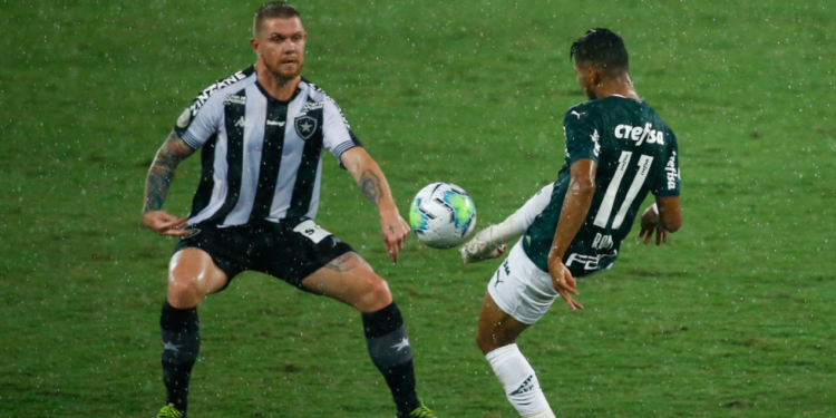 Zagueiro do Botafogo se desculpa após discussão com torcedor vazar nas redes sociais (Crédito: GettyImages)