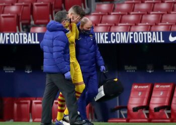Piqué e Sergi Roberto irão desfalcar o Barcelona por meses (Crédito: Getty Images)
