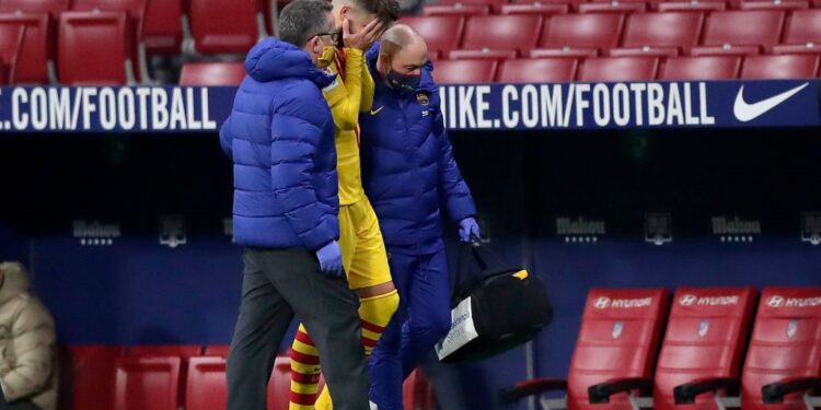 Piqué e Sergi Roberto irão desfalcar o Barcelona por meses (Crédito: Getty Images)