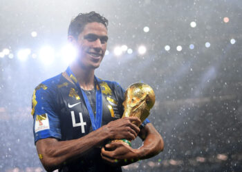 O clube inglês já estaria preparando uma oferta para contratar o zagueiro campeão do mundo (Crédito: Getty Images)