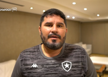 Recuperado da Covid-19, Barroca manda recado à torcida do Botafogo: “Vamos fazer um campeonato de recuperação” (Crédito: Reprodução/ YouTube)