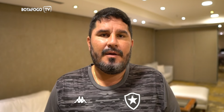 Recuperado da Covid-19, Barroca manda recado à torcida do Botafogo: “Vamos fazer um campeonato de recuperação” (Crédito: Reprodução/ YouTube)