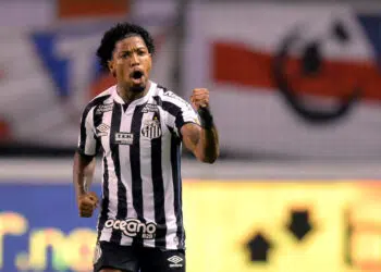 Marinho em ação com a camisa do Santos (Crédito: GettyImages)