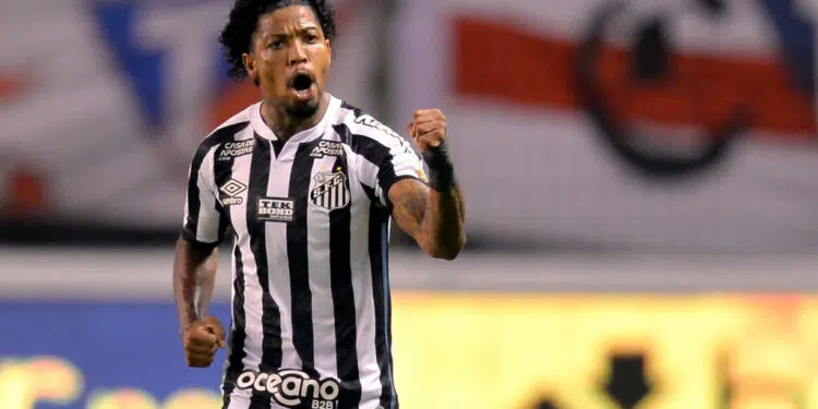 Marinho em ação com a camisa do Santos (Crédito: GettyImages)