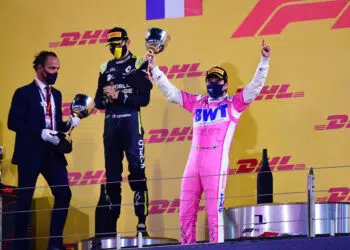Pérez levanta troféu do GP de Sakhir (Crédito: GettyImages)