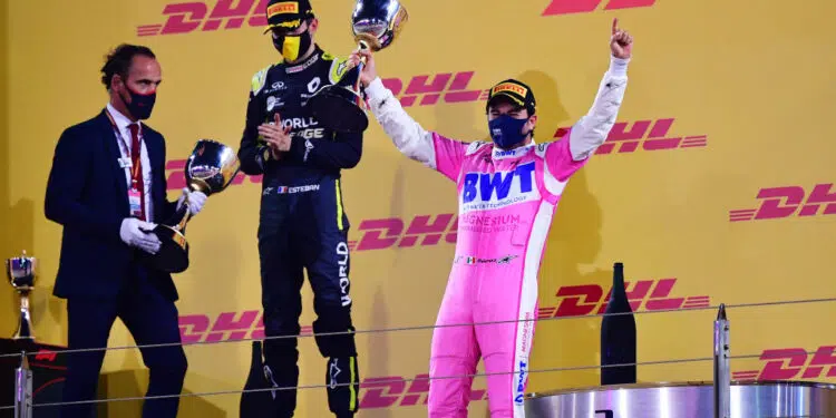 Pérez levanta troféu do GP de Sakhir (Crédito: GettyImages)