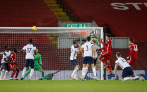 Jogadores de Liverpool e Tottenham disputando a bola (Crédito: GettyImages)