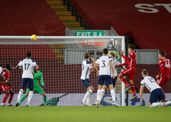 Jogadores de Liverpool e Tottenham disputando a bola (Crédito: GettyImages)