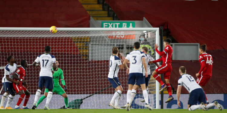 Jogadores de Liverpool e Tottenham disputando a bola (Crédito: GettyImages)
