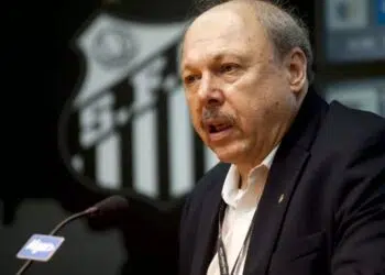 José Carlos Peres em coletiva de imprensa (Crédito: Santos FC/Fotos Públicas)