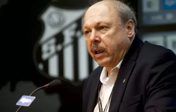 José Carlos Peres em coletiva de imprensa (Crédito: Santos FC/Fotos Públicas)