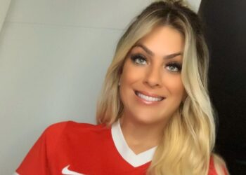 Renata Fan com a camisa do Internacional (Crédito: Instagram)