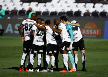 Jogadores do Ceará em ação contra o Flamengo (Crédito: GettyImages)